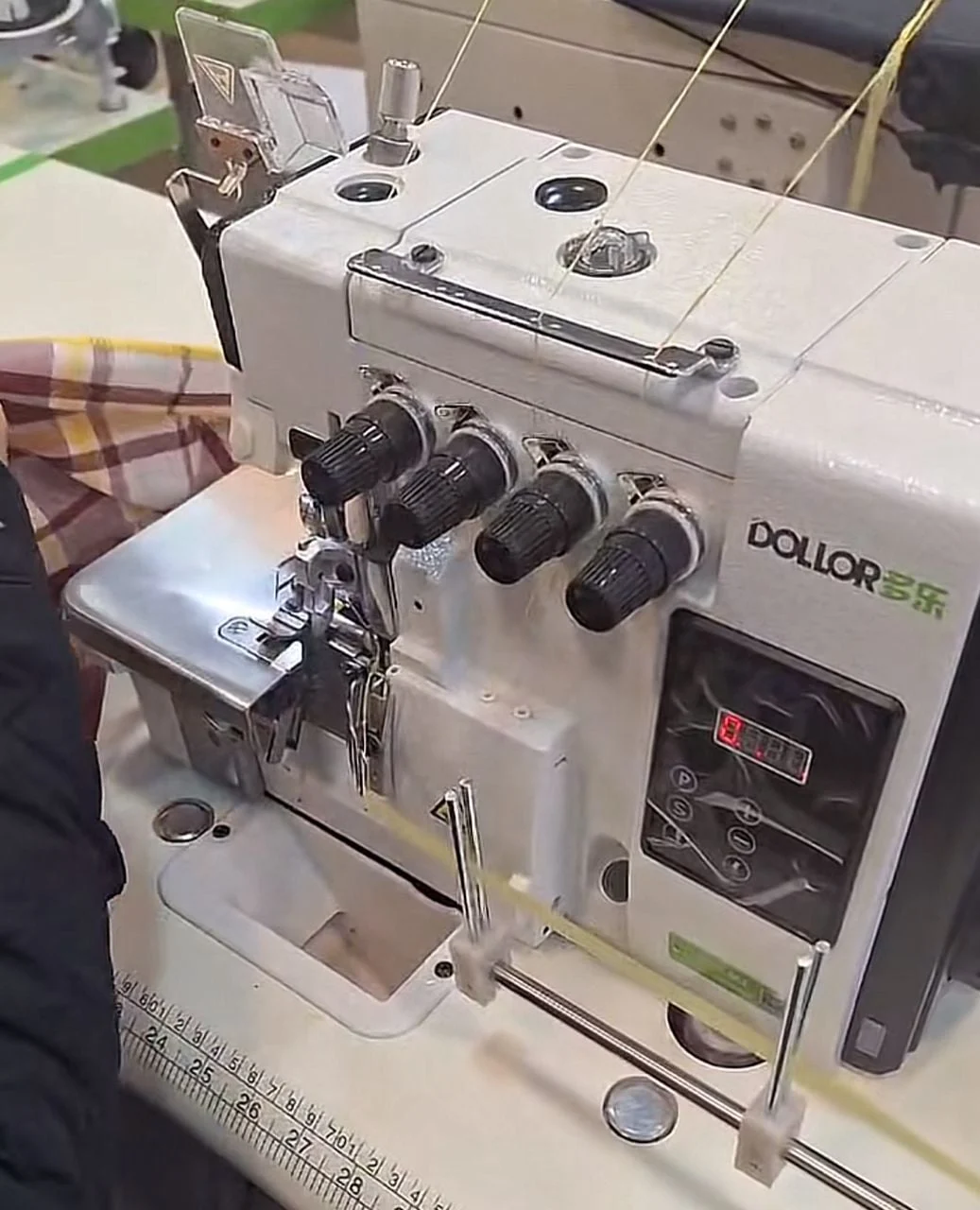 Machine à coudre industrielle surjeteuse avec guide P1-4-MJ