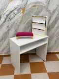 Table d'Onglerie Simple avec Présentoir - طابلة مانيكير بسيطة مع بريزونتوار