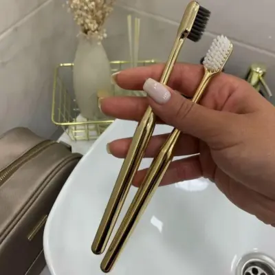 Brosse à dents doré