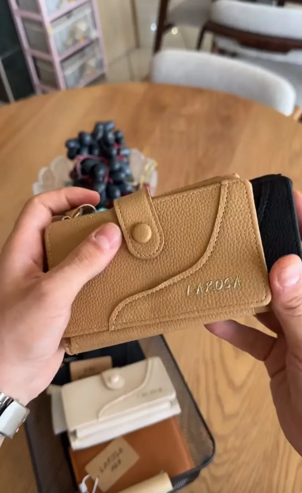 Portefeuille compact en cuir grainé LAROSA – à rabat pressionné