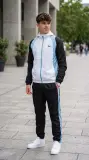 طقم رياضي ولادي 3 بياس Lacoste – جاكيت + تيشورت + سروال بتصميم عصري