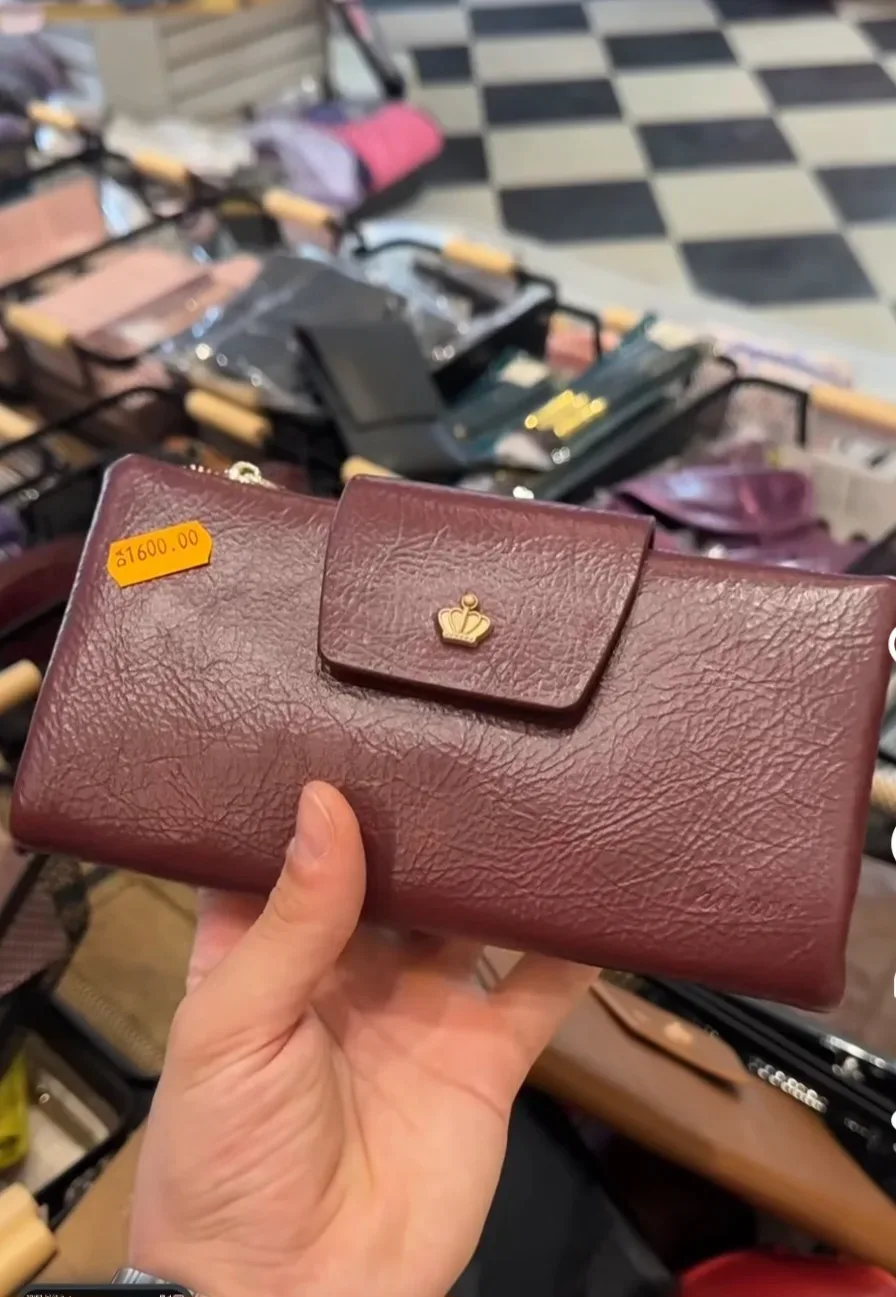 Portefeuille en cuir froissé avec rabat couronne dorée