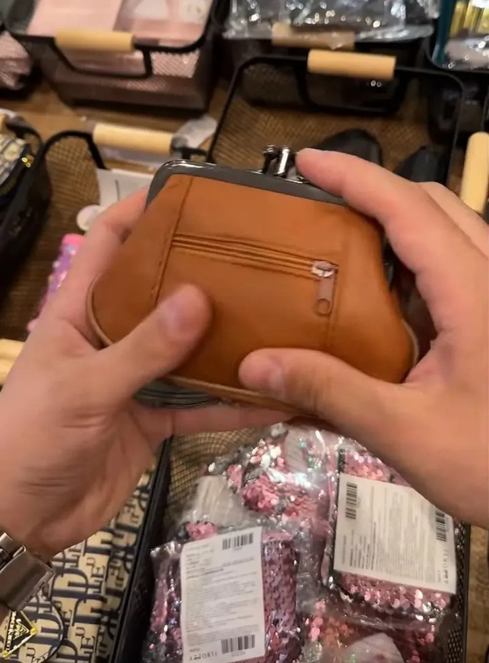 Porte-monnaie en cuir véritable, fermoir clic-clac et poche zippée