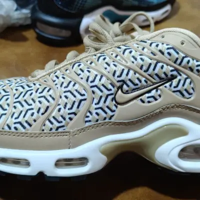 Nike Air Max Plus TN — بيج بنقش