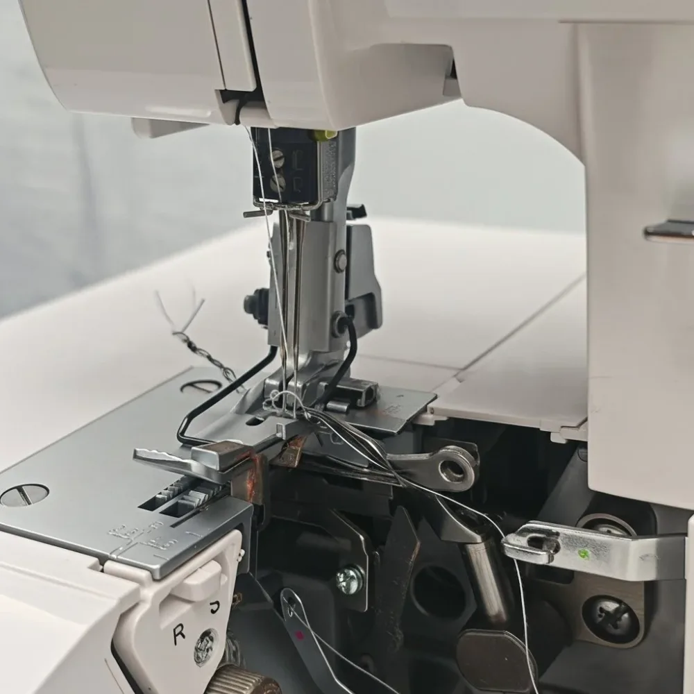 نشط Machine à Coudre Surjeteuse ACME 334