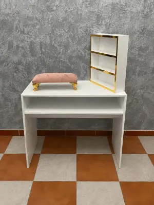 Table d'Onglerie Simple avec Présentoir - طابلة مانيكير بسيطة مع بريزونتوار