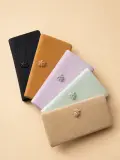 Portefeuille matelassé en cuir avec bouton fleur