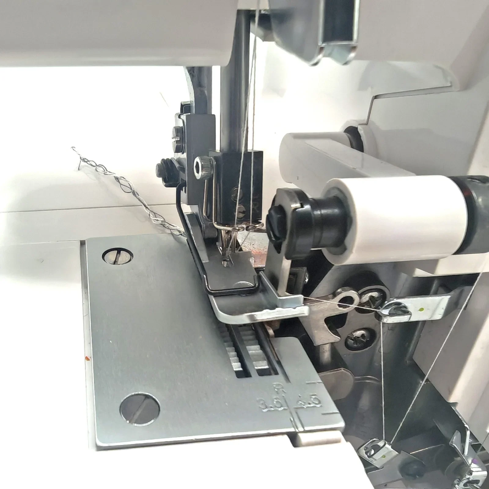 نشط Machine à Coudre Surjeteuse Moustex 336