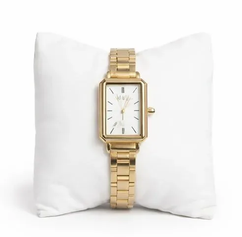 ساعة ذهبية بتصميم مستطيل كلاسيكي لمسة من الرقي العصري