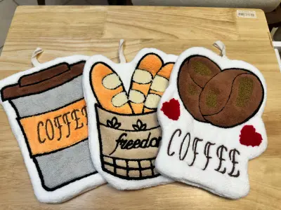 Collection de Serviettes de Cuisine Brodées – Thème Café & Gourmandise