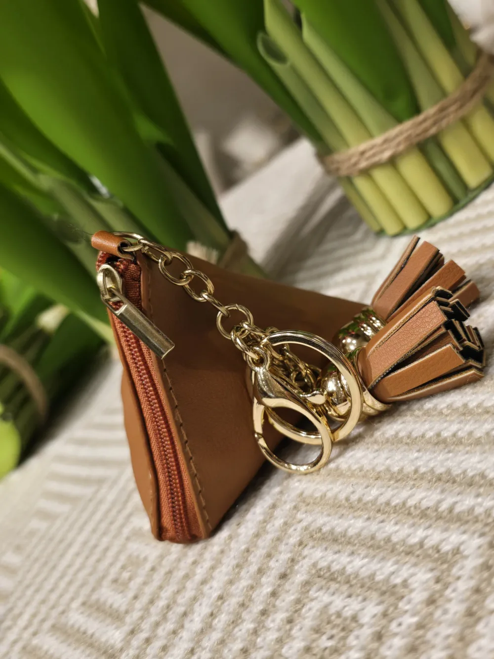 Porte-monnaie triangulaire en cuir avec pompon – Porte-clés zippé